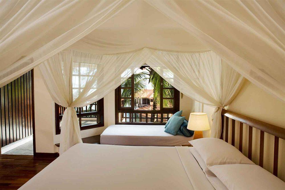 Hotel Avillion Port Dickson Extérieur photo A bedroom at the resort