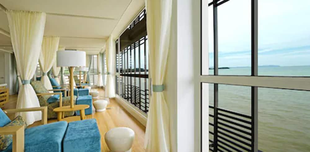 Hotel Avillion Port Dickson Extérieur photo The interior of a suite