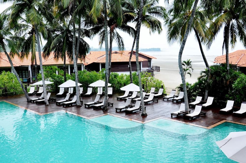 Hotel Avillion Port Dickson Extérieur photo The swimming pool at the resort