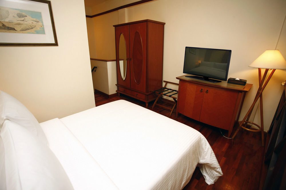 Hotel Avillion Port Dickson Extérieur photo A room at the hotel