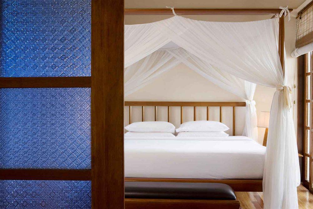 Hotel Avillion Port Dickson Extérieur photo A bed with a mosquito net